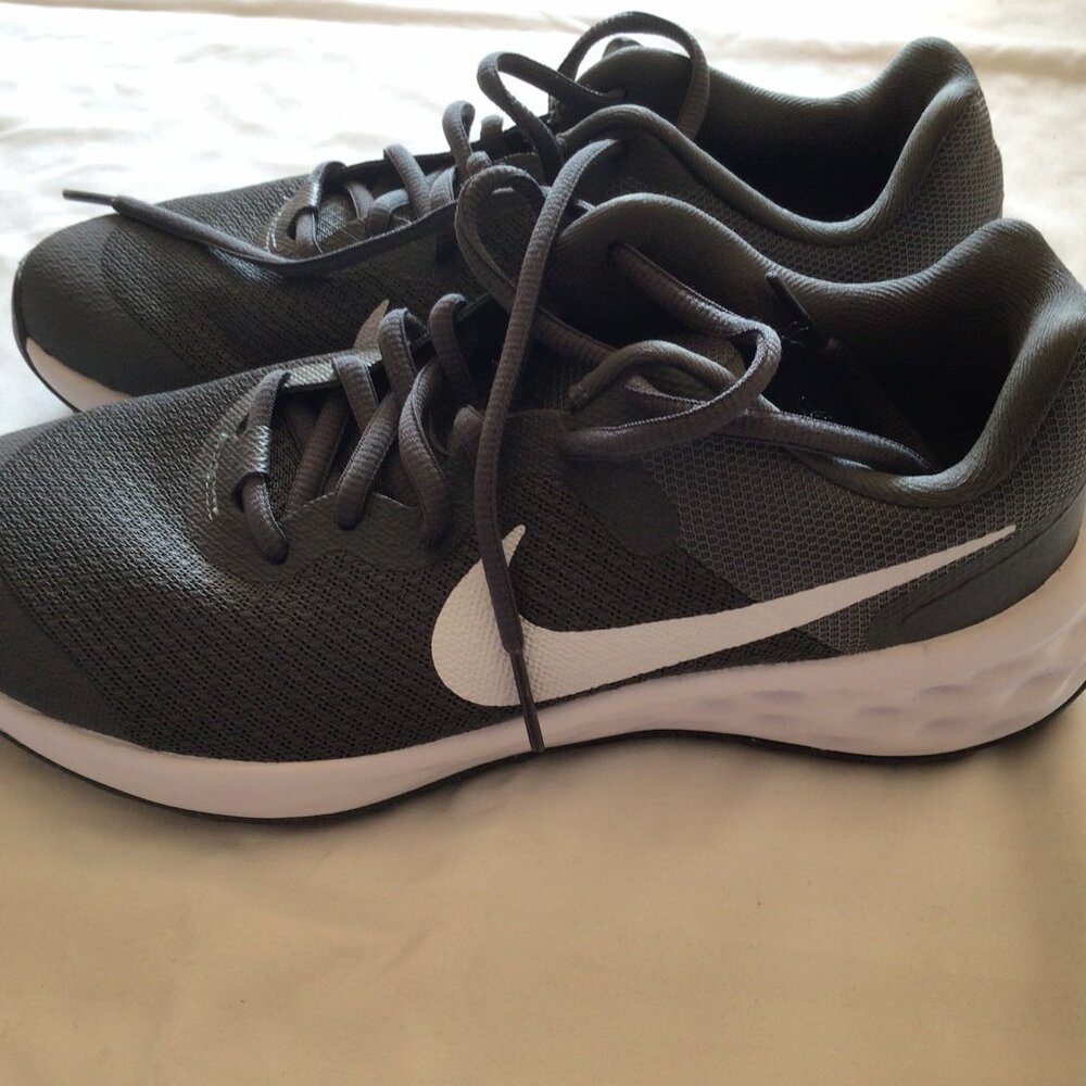Nike Revolution 6 Kids Running Shoes Size 6Y